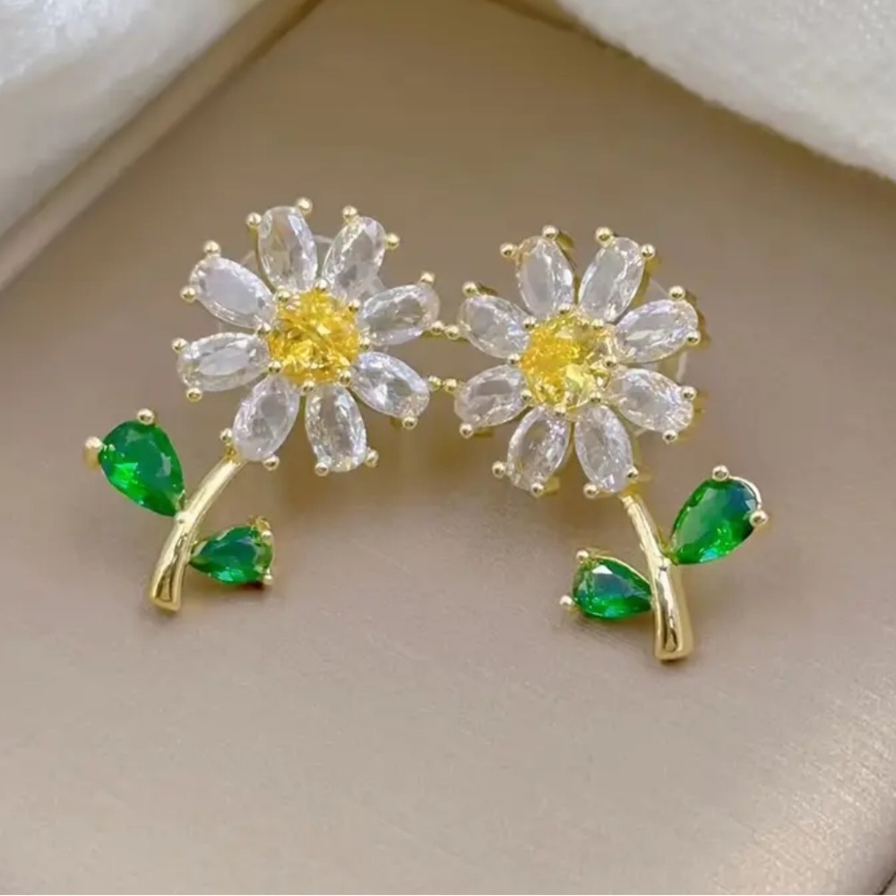 Daisy Stud Earrings. New.